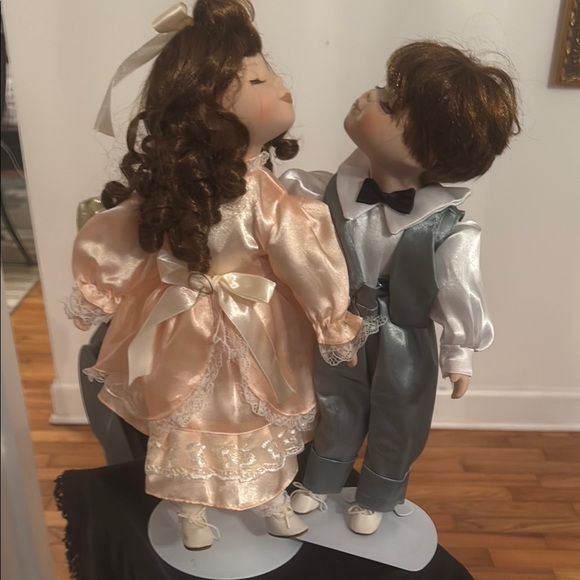 Source Unknown Other - Collectible Vintage Kissing Doll Couple
(doll stands NOT included)